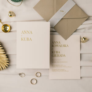 nowe zaproszenia ślubne glamour złocone, delikatne zaproszenia na wesele beżowo-złote