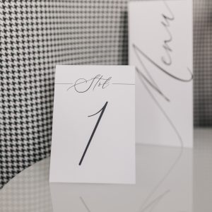 minimalistyczny numerek na stół na wesele, prosty numerek na stół, czarno-biały numerek na stół na wesele, klasyczny numerek na stół