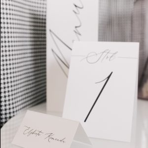 minimalistyczne winietki na wesele, proste winietki dla gości, czarno-białe winietki na stół na wesele, klasyczne winietki dla gości