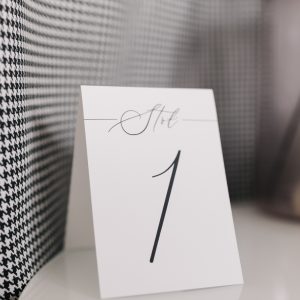 minimalistyczny numerek na stół na wesele, prosty numerek na stół, czarno-biały numerek na stół na wesele, klasyczny numerek na stół
