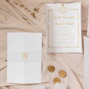 eleganckie duże otwierane zaproszenia ślubne z monogramem, złocone zaproszenia na ślub 2024 rok z opaską z kalki