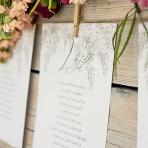 plan stołów z motywem wisterii, palna stołów na kartach, plan stołów z kwiatami