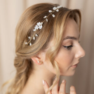 gałązka ślubna z , delikatna gałązka ślubna  z perełkami, dekoracja ślubna do włosów z kryształkami i perełkami