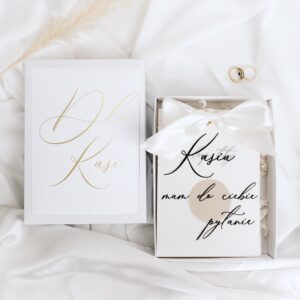 Elegancka karta z prośbą o świadkowanie – personalizowana, ze zdrapką i wstążką, w białym pudełku
