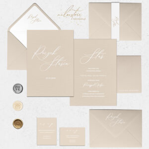 Zaproszenia na roczek minimalistyczne beżowe biały zadruk - mockup z dodatkami