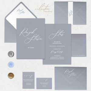 Zaproszenia na roczek minimalistyczne niebieskie biały zadruk - mockup z dodatkami