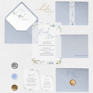 Zaproszenia na roczek na kalce z niebieskimi kwiatuszkami - mockup z dodatkami