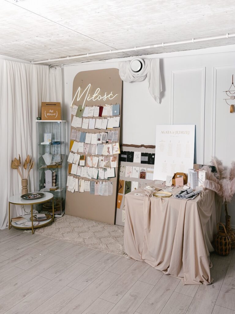 showroom zaproszeń ślubnych Warszawa Nelovstore ekspozycja zaproszeń i papeterii
