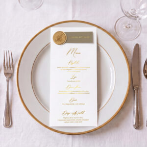 menu ślubne minimalistyczne złocone, menu ślubne klasyczne złocone, menu ślubne biało-złote leżące z winietką i bilecikiem